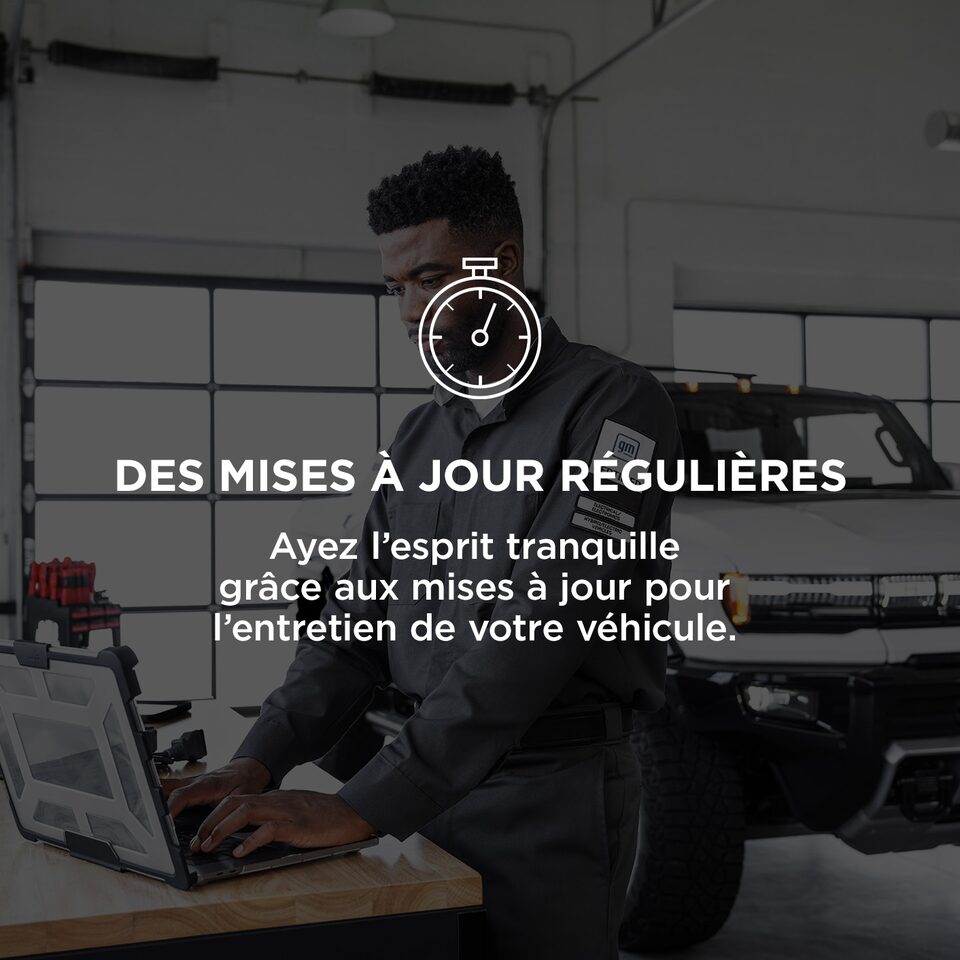Un technicien du Service Certifié qui effectue des mises à jour régulières sur un ordinateur portable