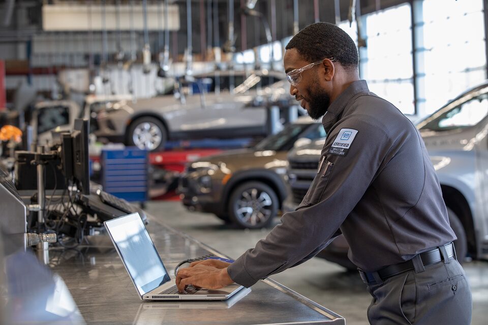 Un technicien du Service Certifié qui effectue des mises à jour régulières sur un ordinateur portable