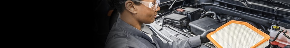 Un technicien de Service Certifié remplace un filtre à air de moteur