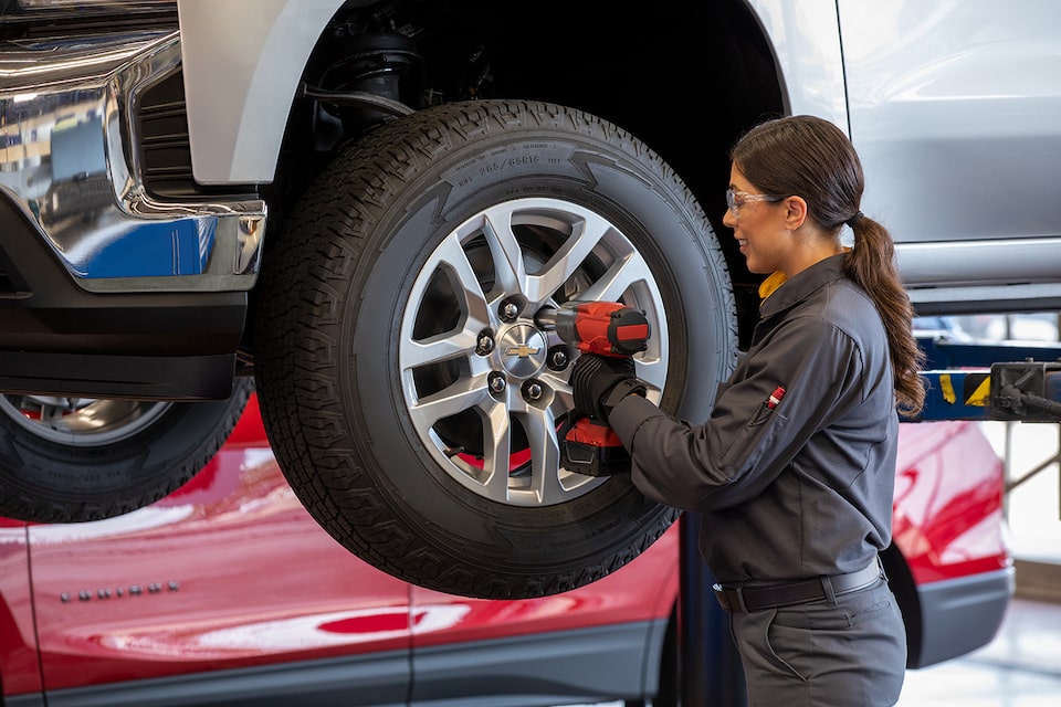 Un technicien du Service Certifié changeant les pneus d’un véhicule