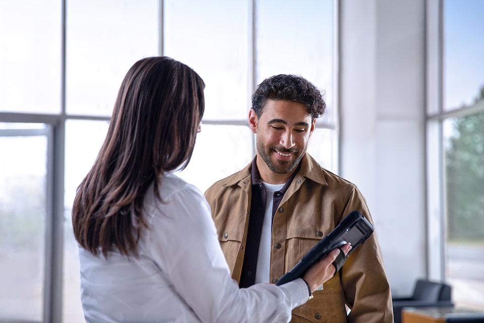 Deux personnes regardant une tablette intelligente