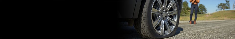 Woman covered by GM Tire Protection Plan calls emergency roadside assistance.