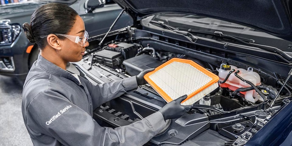 Un technicien de Service Certifié remplace un filtre à air de moteur