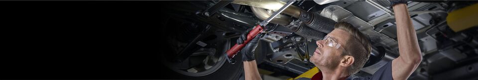 Un technicien Certifié vérifie le moteur et la transmission d'un véhicule.
