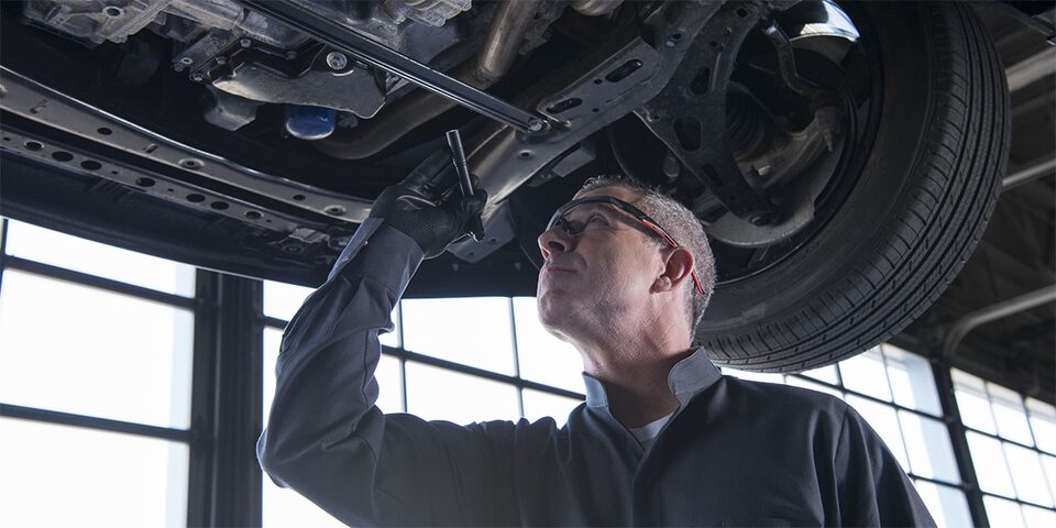 Un technicien de Service Certifié vérifie le châssis d'un véhicule remorqué.
