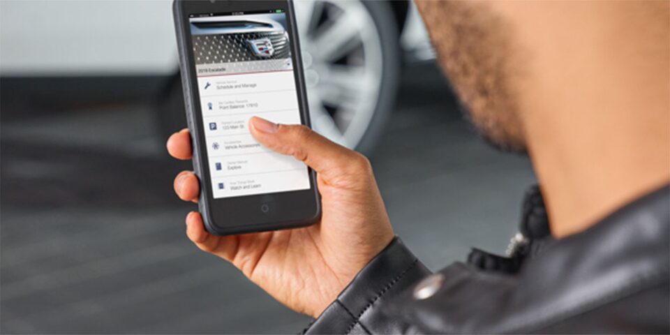 Homme utilisant le service d'assistance téléphonique sans frais 24/7.
