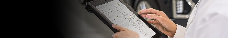 Technicien certifié travaillant sur le bilan de santé d'un véhicule